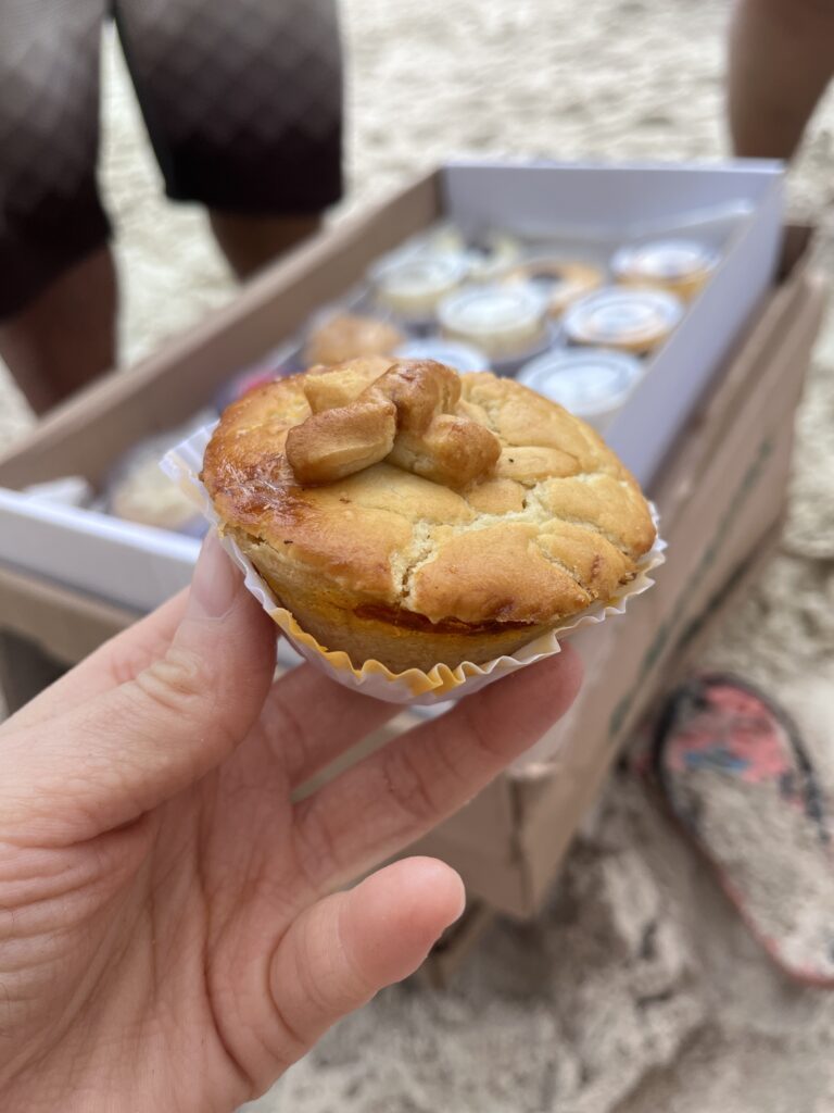Pastelito de carne en la playa de Río de Janeiro